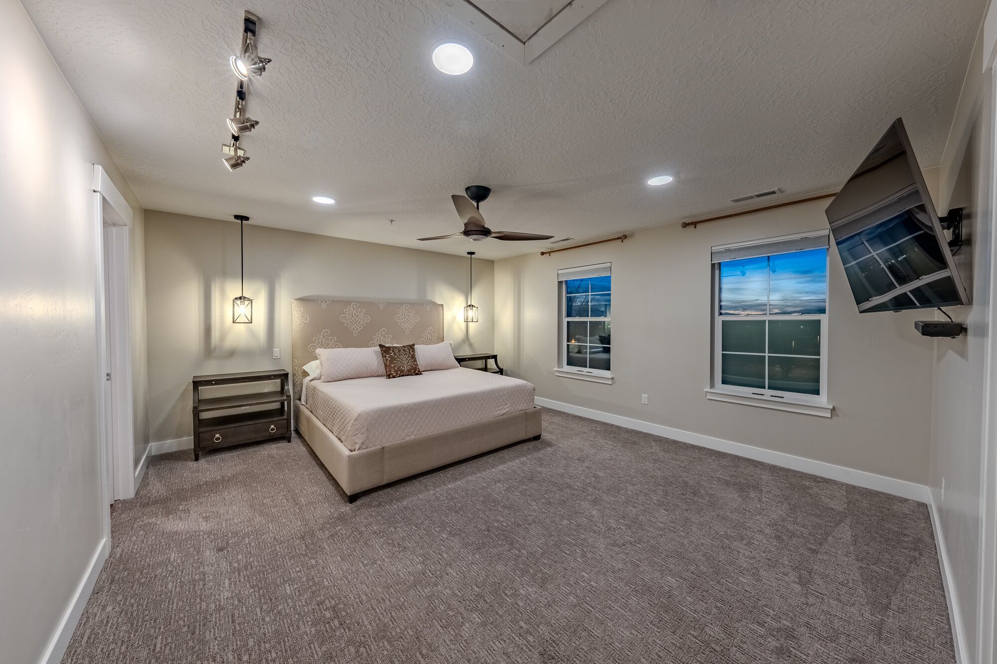 Desk, iron/ironing board, travel cot, free WiFi