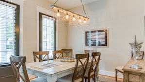 A dining room with a wooden table and chairs, a chandelier, and a framed picture on the wall. - 404b The Princess Anne House South End Spacious 4 Beds Townhouse (Virginia Beach)