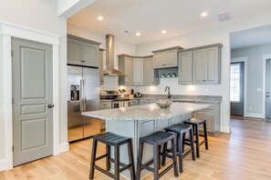 Villa (4 Bedrooms) | Interior - 408b The Lynnhaven House Spacious 4 BR Townhouse Walking Distance to the Beach and Boardwalk (Virginia Beach)