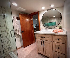 Dusche, Haartrockner, Handtücher