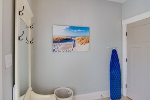 Villa (2 Bedrooms) | Interior - 410b The King Neptune House (Virginia Beach)