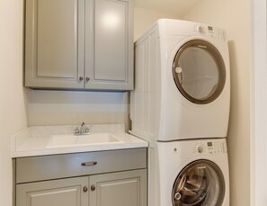 Villa (4 Bedrooms) | Interior - 404a The Hilltop House (Virginia Beach)