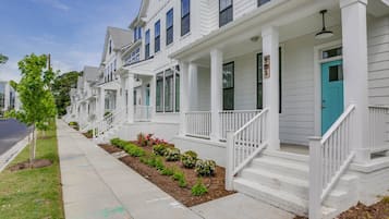 Villa (5 Bedrooms) | Front of property