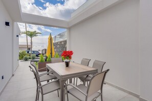 Outdoor dining - BHF Residences Luxe Family (Arco da Calheta)