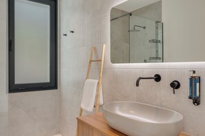 Shower, hair dryer, towels, soap - BHF Residences Luxe Family (Arco da Calheta)