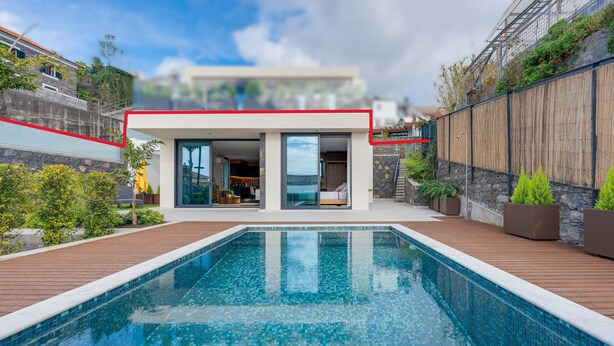 Une maison moderne dotée d’une piscine, d’un patio et offrant une vue sur le quartier.