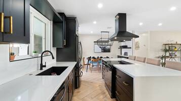 House (4 Bedrooms) | Interior