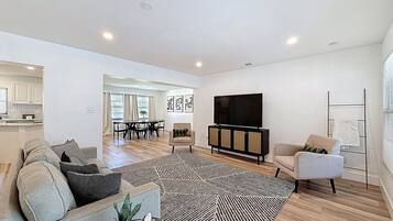 House (4 Bedrooms) | Interior