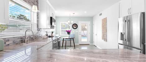 Een koelkast, een microgolfoven, een oven, een kookplaat