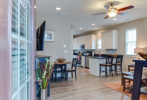 Villa (2 Bedrooms) | Interior - 406a The Beach House (Virginia Beach)