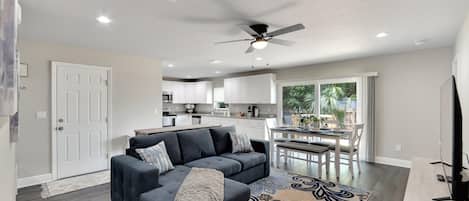 House (3 Bedrooms) | Living area