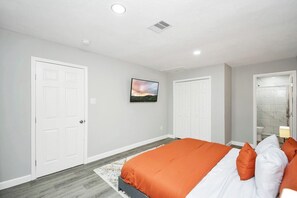 Interior - 5BR 3BA Home With Hot Tub Near Stadiums & Airport (Houston)