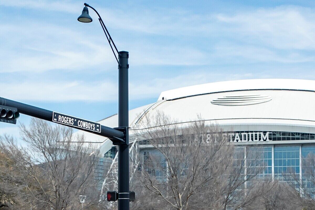 Un panneau de signalisation indiquant « Rogers Cowboys » et un lampadaire.