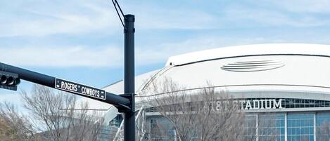 Un panneau de signalisation indiquant « Rogers Cowboys » et un lampadaire.