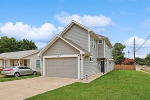 Interior - 4BR Home in the Heart of Cowboy Nation! (Arlington)