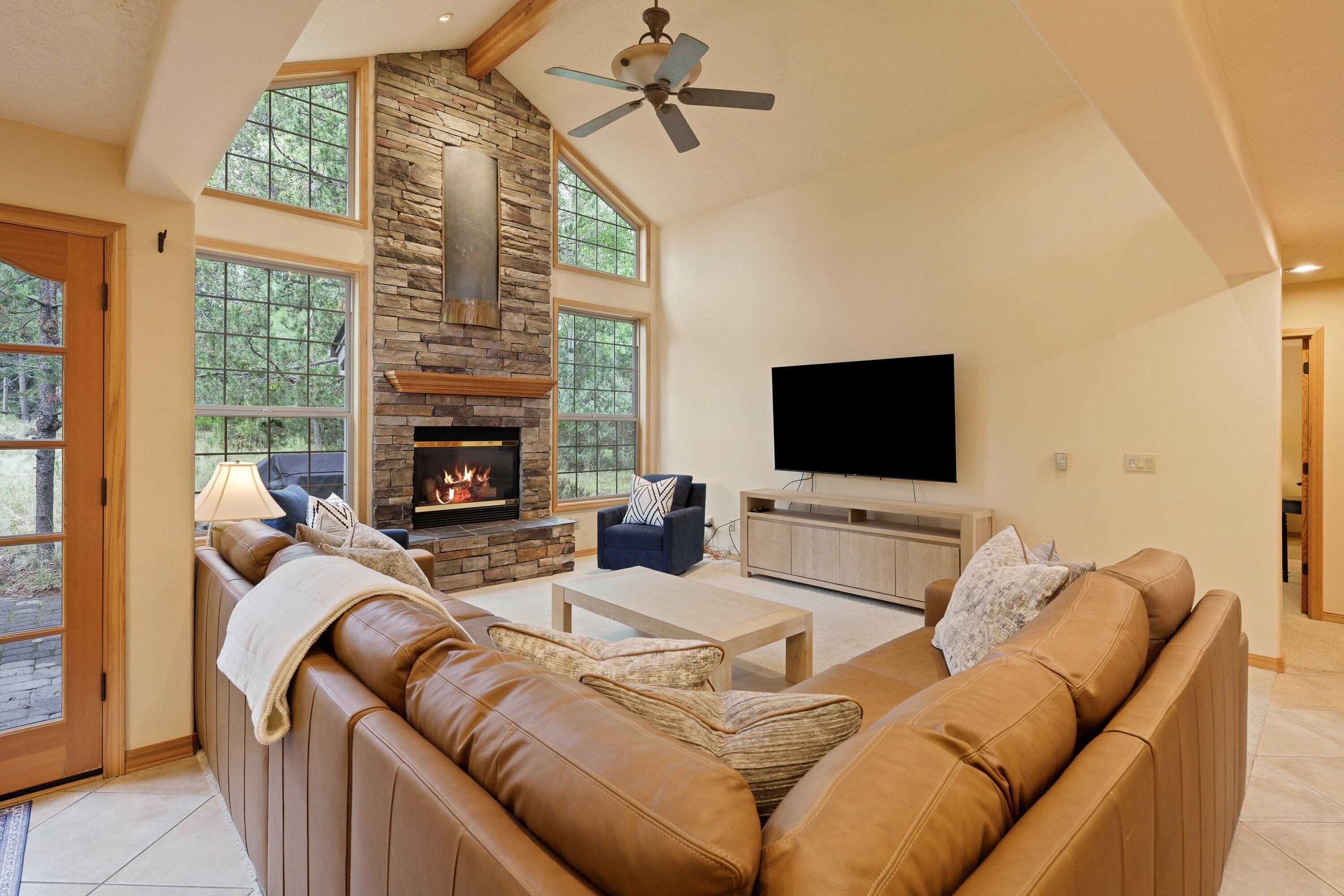 Una televisión, una chimenea