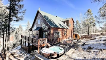 Chalet (4 Bedrooms) | Front of property