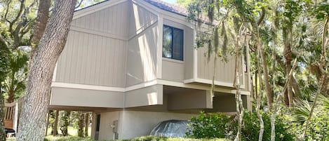 Vista frontal de la propiedad