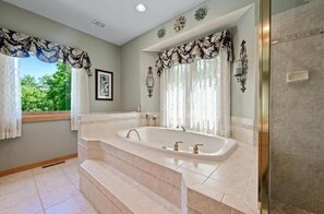 Jetted bath, towels, toilet paper - Riverfront vacation home with 2 full kitchens, a fitness center and sauna (Oak Grove)