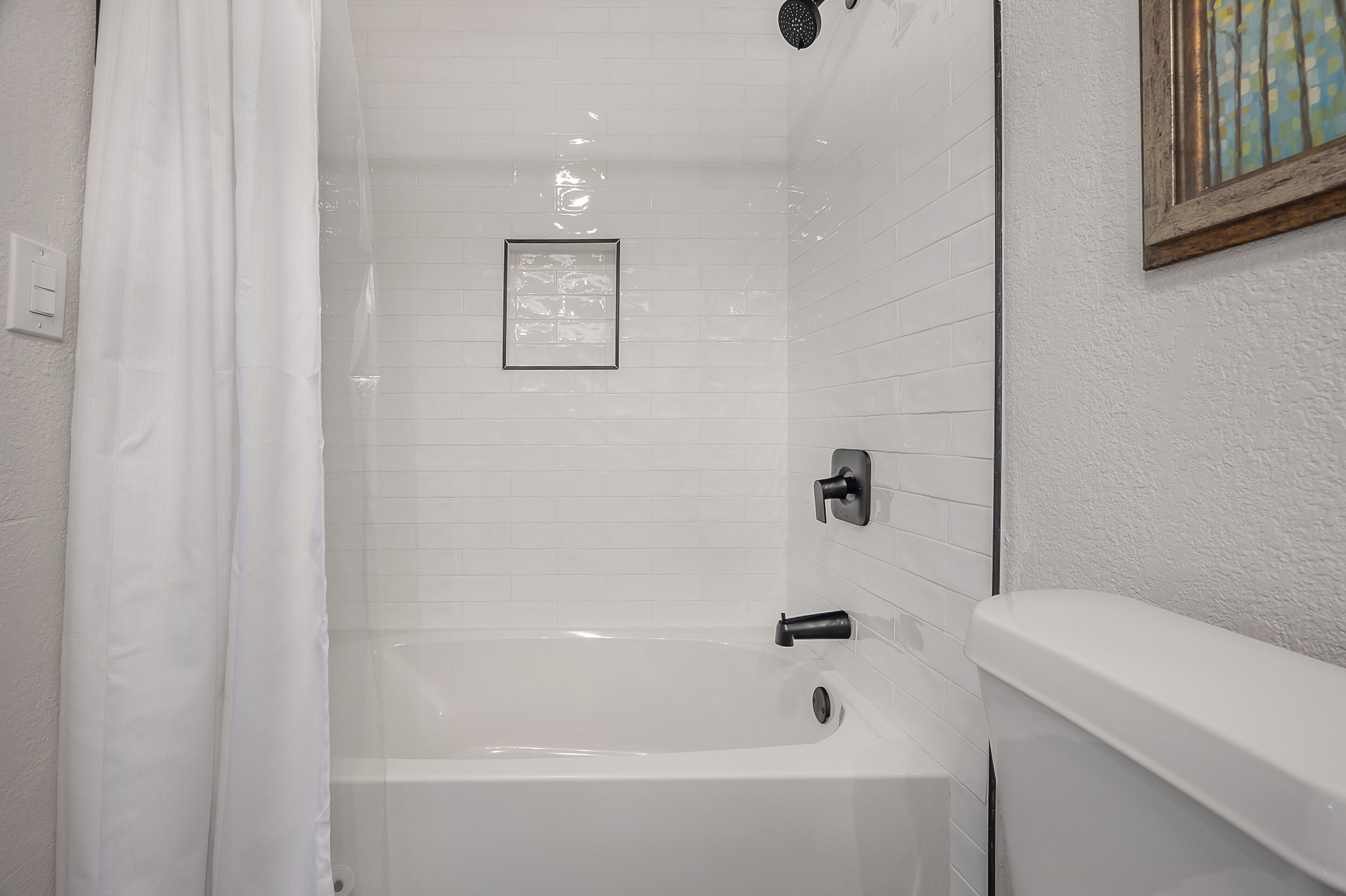Ein Badezimmer mit Badewanne, Dusche und Toilette.