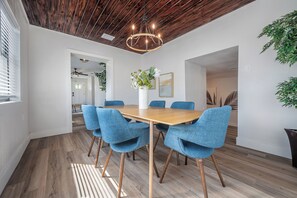 House (6 Bedrooms) | Interior