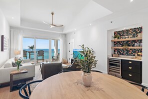 Televisión y chimenea 