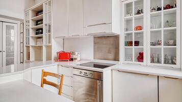 Appartamento, 1 letto queen | Cucina privata | Frigorifero, microonde, forno, pentole/stoviglie/utensili