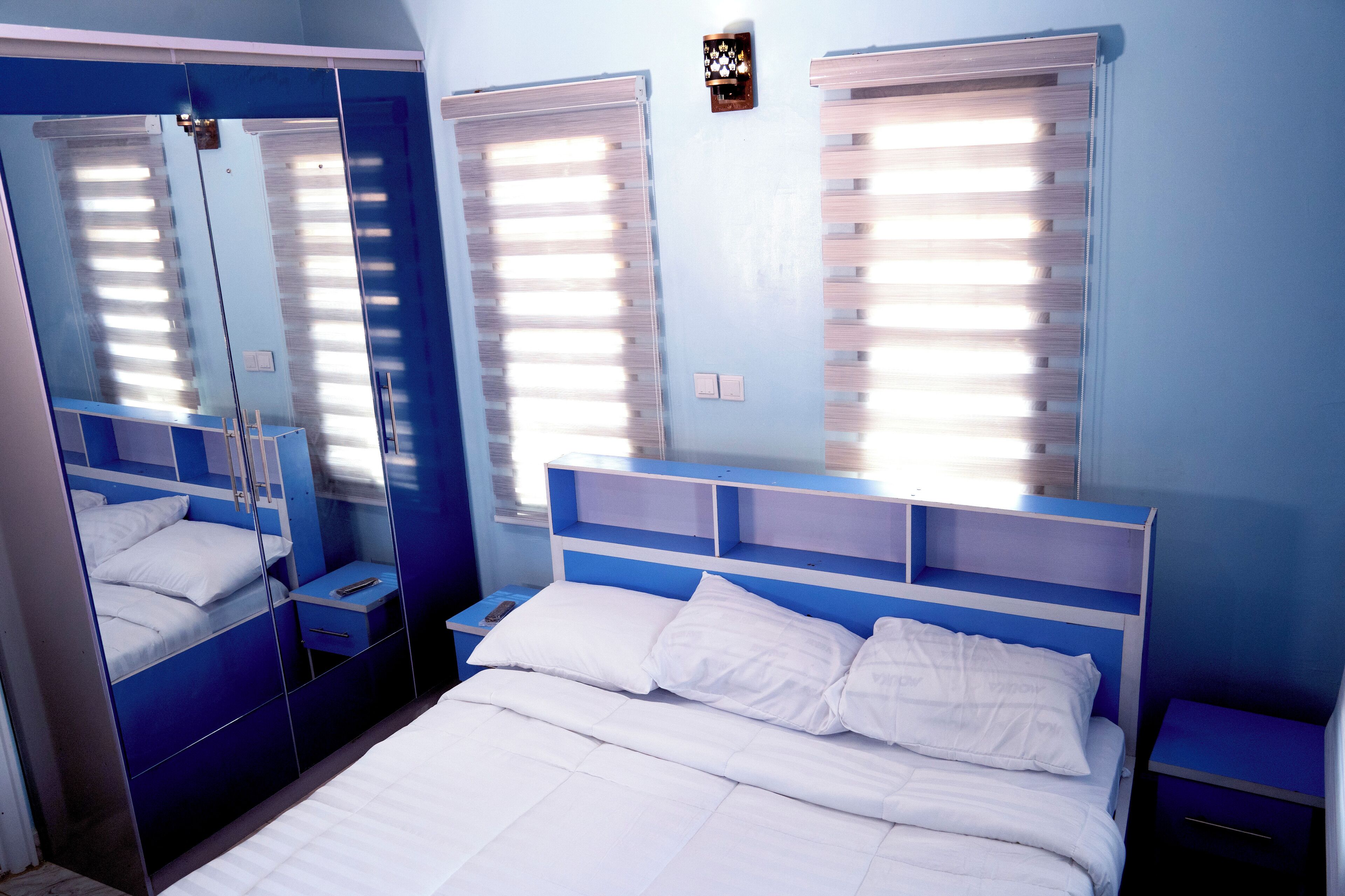 4 habitaciones, tabla de planchar con plancha, internet y ropa de cama 