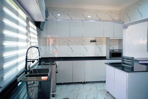 Kühlschrank, Mikrowelle, Ofen, Wasserkocher