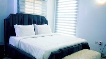 4 bedrooms, iron/ironing board, internet, bed sheets