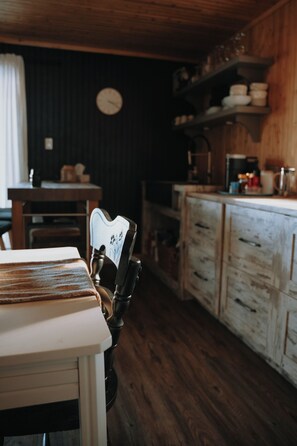 Interior - Intimate, enchanting lakeside haven with spa. Pets allowed (Saint-Marcellin)