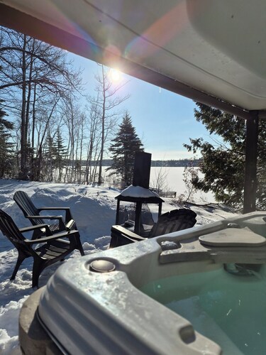 Intimate, enchanting lakeside haven with spa. Pets allowed