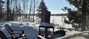 Intimate, enchanting lakeside haven with spa. Pets allowed