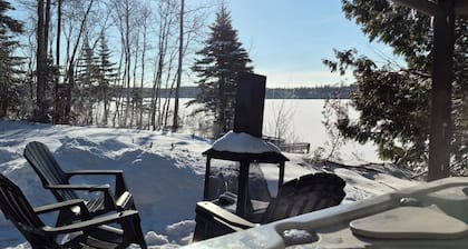 Intimate, enchanting lakeside haven with spa. Pets allowed