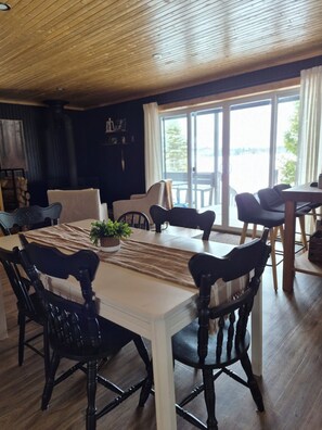 Dining - Intimate, enchanting lakeside haven with spa. Pets allowed (Saint-Marcellin)