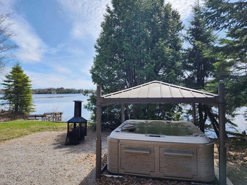 Intimate, enchanting lakeside haven with spa. Pets allowed