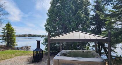 Intimate, enchanting lakeside haven with spa. Pets allowed