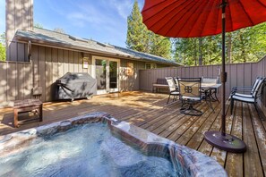 Outdoor dining - Bright Retreat Hot Tub Plus Sharc Access (Bend)