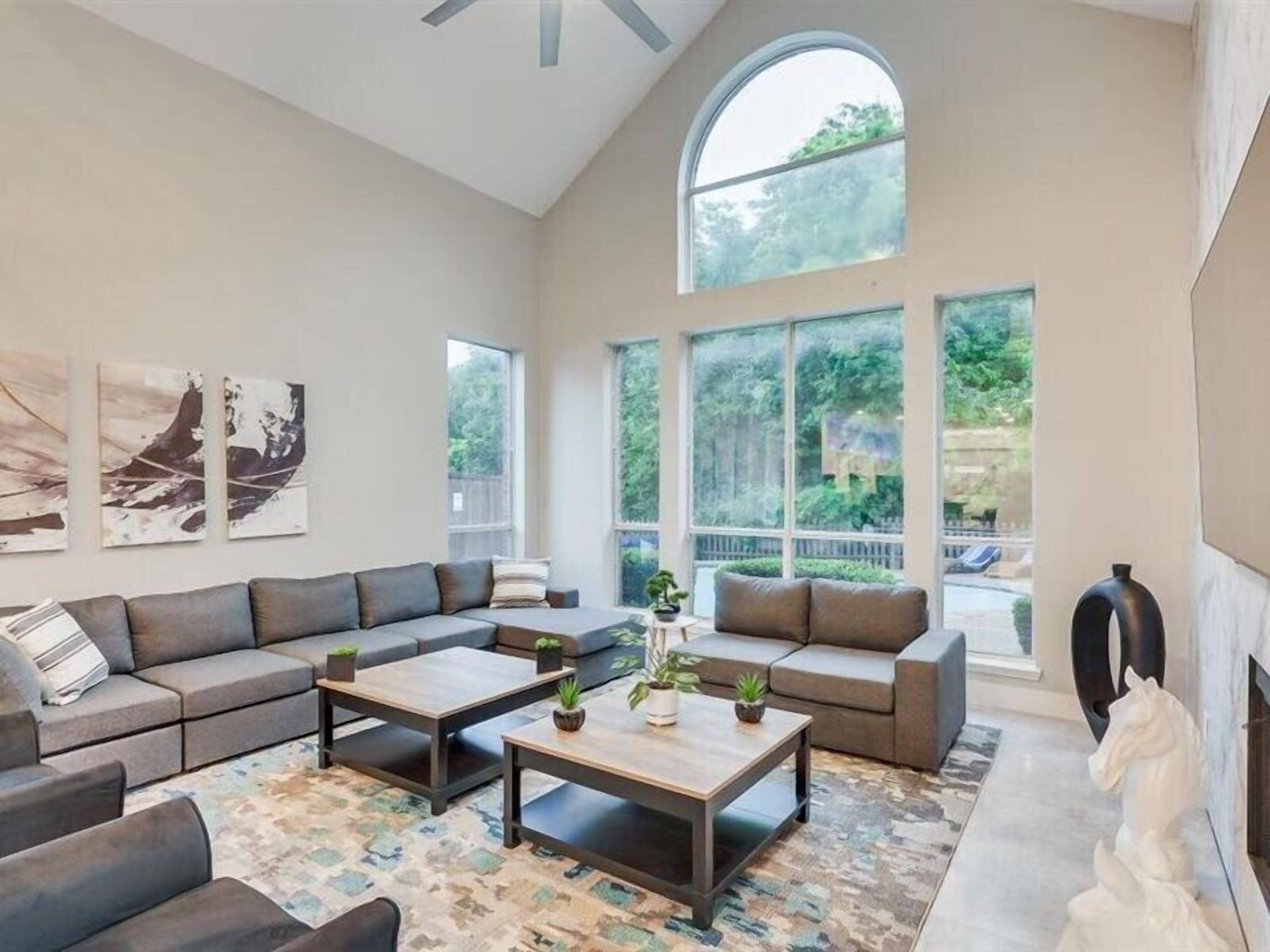House (6 Bedrooms) | Interior
