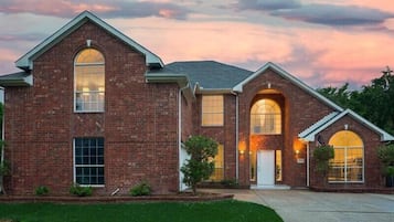 House (6 Bedrooms) | Interior