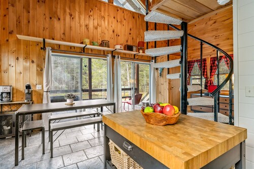 Secluded Keuka Hills Cabin | Pond | Pet Friendly