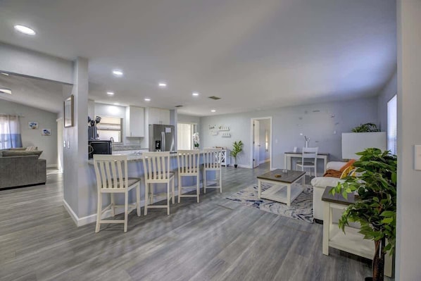 Interior - Family Fun: Ping Pong, Bbq, Walk to Park Nearby (Sarasota)