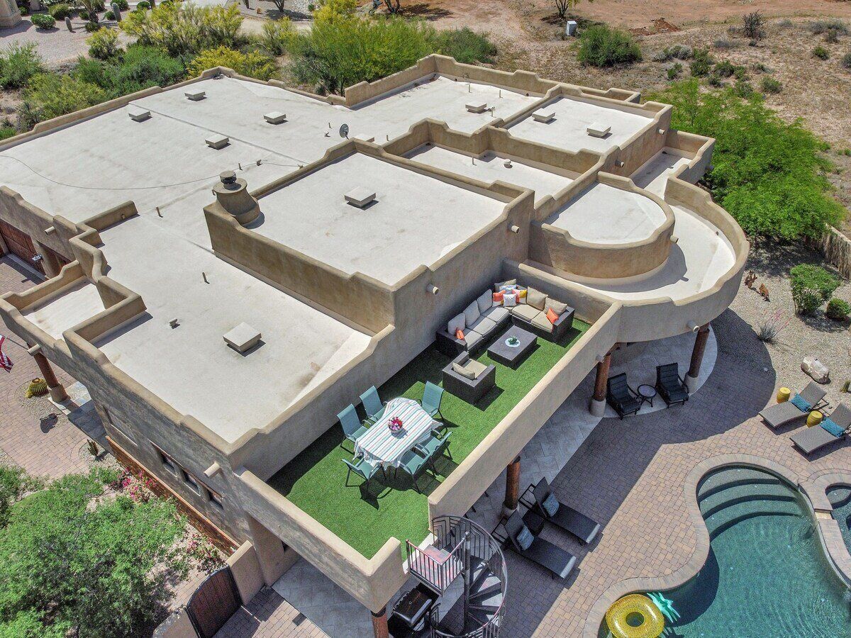 Terraza en la azotea con piscina, mobiliario exterior y zona de comedor.