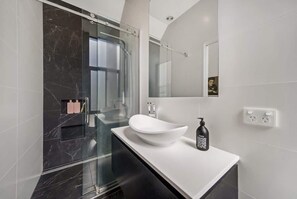 Shower, hair dryer, towels, shampoo - Shrewsbury Retreat (Christchurch)