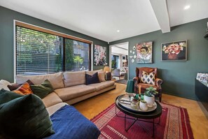 TV, fireplace, offices - Shrewsbury Retreat (Christchurch)