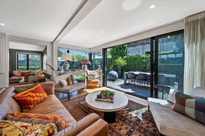 TV, fireplace, offices - Shrewsbury Retreat (Christchurch)