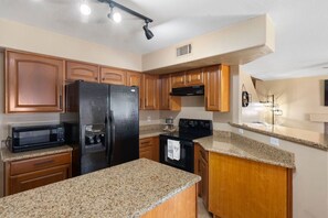 Interior - Glendale w Pool & Games (Glendale)