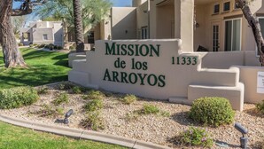 Placa com a inscrição 'Mission de los Arroyos' e o número '11333'.