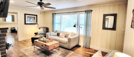 Een televisie en een open haard