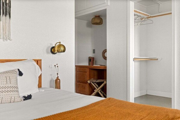 A bedroom with a bed, a desk, and a wardrobe. - Hilltop Haven Near Joshua Tree National Park (Yucca Valley)
